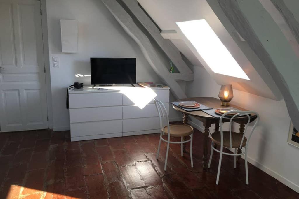 Tonnerre Grand Studio De Charme Au Coeur De La Ville Экстерьер фото